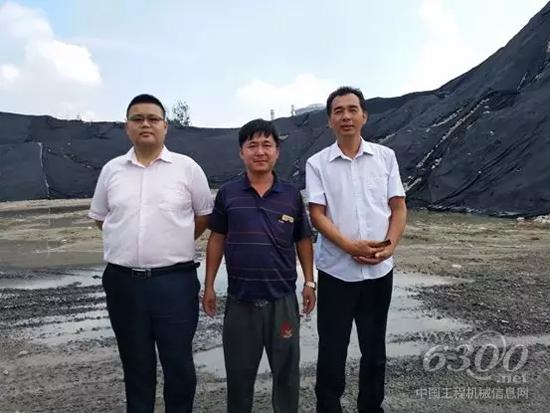 银水集团挖掘机操作手于健（中）与冀东建工服务经理冯永刚（右）及雷沃厂家人员合影留念