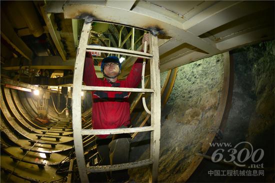 技术人员爬上爬下检查设备