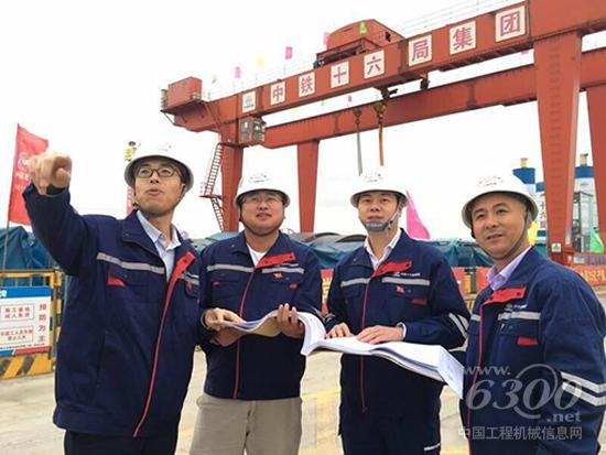 项目经理胡锦华（左三），党支部书记于兴国（左一）等在施工现场研讨方案