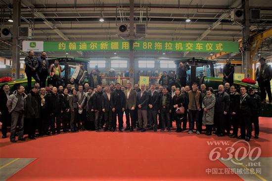 约翰迪尔新疆用户8R拖拉机交车仪式