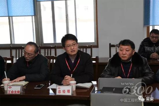 张新总经理（中）在会上作重要指示