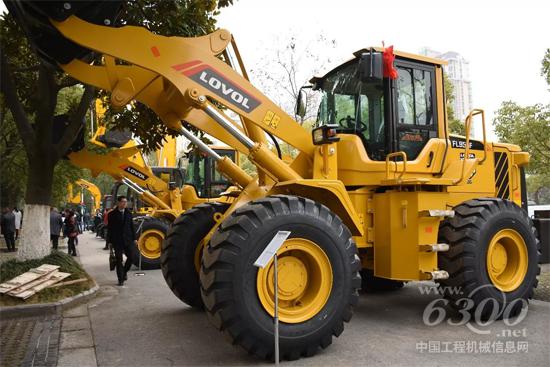 雷沃装载机