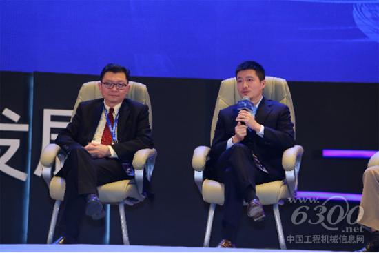 树根互联董事长梁在中先生（右）在峰会的高端对话环节分享观点