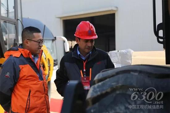 近距离检阅三一压路机