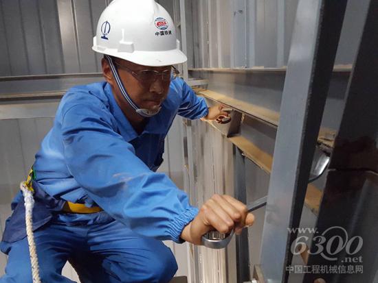 工作中的杨海平