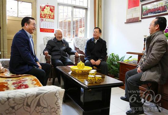 山东重工集团工会主席蒋力走访慰问山推离退休老党员
