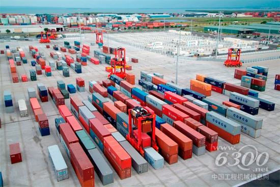 卡尔玛AutoStrad自动跨运车正在布里斯班港搬运集装箱