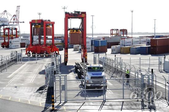 卡尔玛AutoStrad自动跨运车准备把集装箱装到卡车上