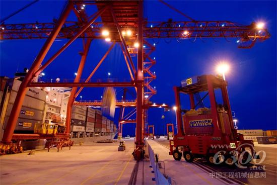 卡尔玛AutoStrad自动跨运车不分昼夜地运行