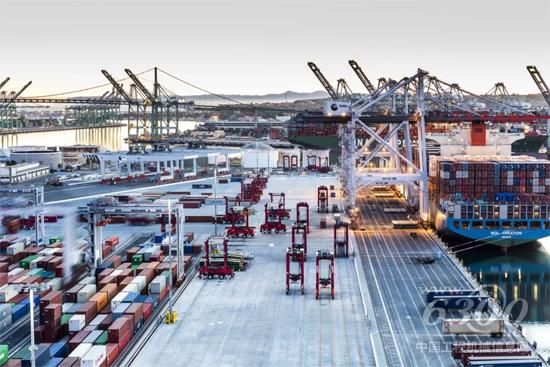 卡尔玛设备正在TraPac洛杉矶港忙碌有序地搬运着集装箱