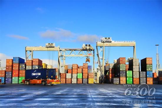 卡尔玛全自动轨道式起重机正在荷兰鹿特丹港处理集装箱