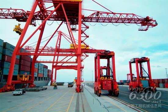 卡尔玛AutoStrad自动跨运车从岸桥缓冲区域抓起集装箱