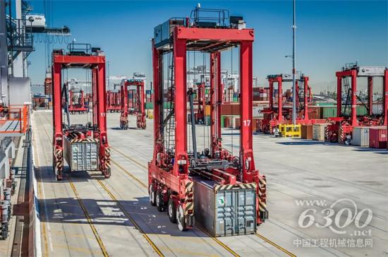 卡尔玛AutoStrad自动跨运车正在TraPac洛杉矶港搬运集装箱