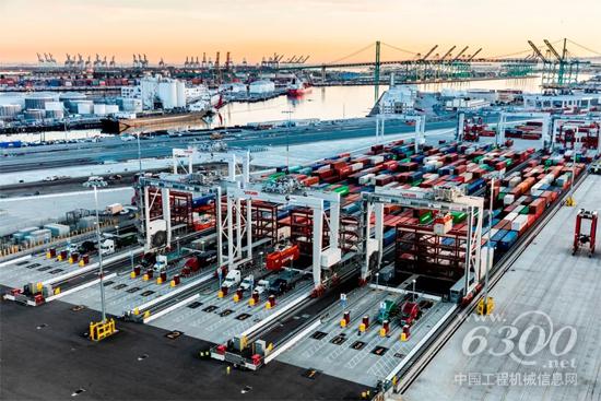 卡尔玛全自动轨道式起重机正在TraPac洛杉矶港处理集装箱