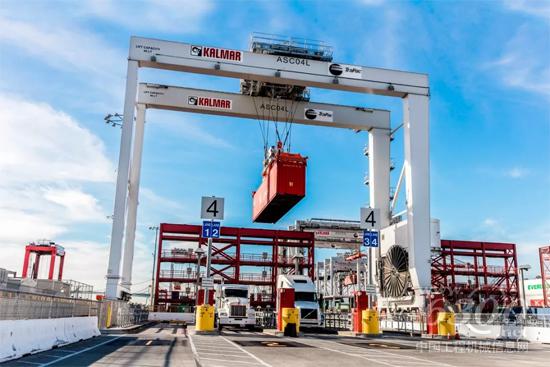 卡尔玛全自动轨道式起重机准备把集装箱装到卡车上