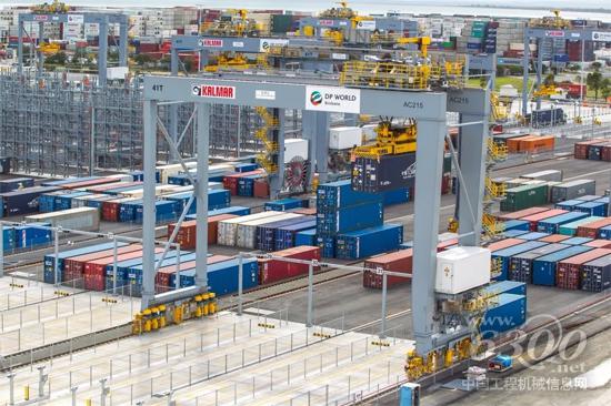 卡尔玛全自动轨道式起重机正在布里斯班港处理集装箱
