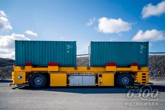 卡尔玛新型全电动自动化引导车（AGV）正在搬运着集装箱