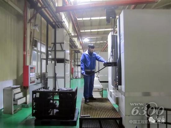 机加工厂试制车间员工吊装飞轮壳