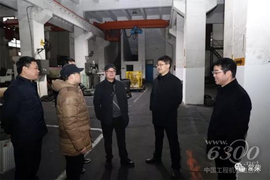 公司总经理张新（右二）在机加工厂慰问加班员工