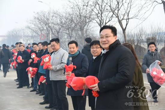 所有员工与领导一一握手并领取了小礼物——旺财