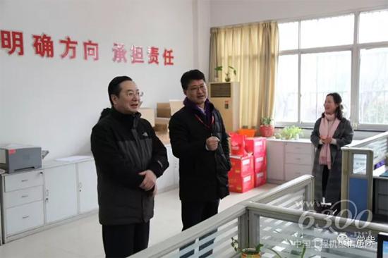 史新昆董事长（左）、张新总经理（中）在销售公司了解上班第一天发货情况