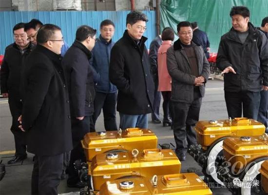 何建光副董事长（中）在单缸机（机组）厂了解悍马型单缸机质量情况