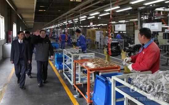 史新昆董事长（左二）向多缸机厂员工拜年祝福