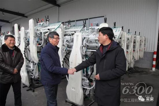 石建春书记（中）向厚生农装公司员工拜年