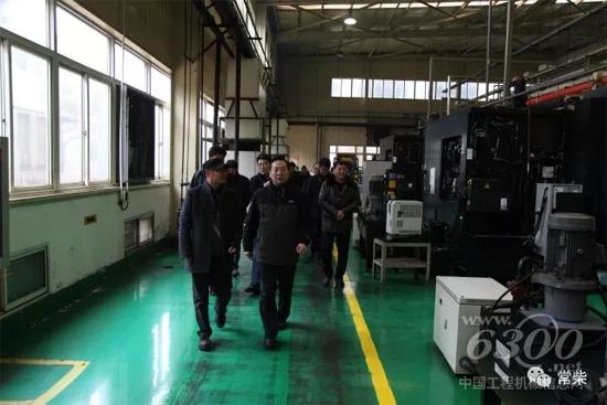 公司领导在机加工厂指导工作