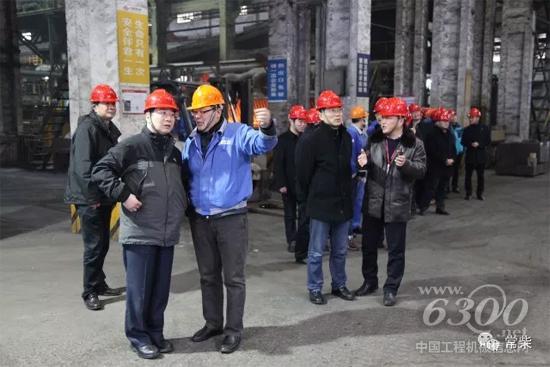 公司领导在铸造厂指导工作