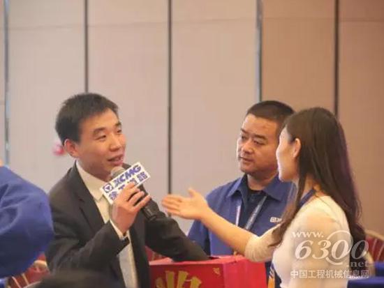 徐工道路驻乌鲁木齐营销主任张培抽取幸运奖