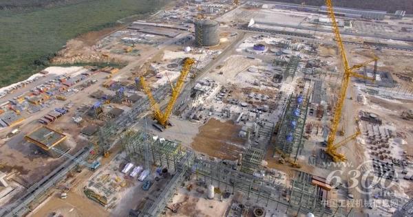 徐工1250吨<a href=//product.d1cm.com/lvdaidiao/ target=_blank>履带起重机</a>建设非洲最大炼油厂