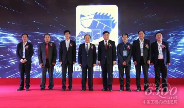 王书记、苏副会长、王总和客户、经销商、供应商8名代表,共同启动徐工铲运“装载之王”