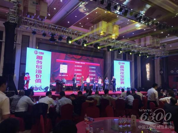 武汉站，<a href=//product.d1cm.com/ target=_blank>购机</a>客户抽奖现场