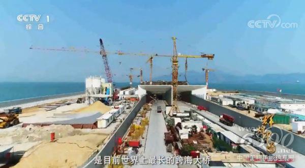 △中联重科塔机产品参建港珠澳大桥（<a href=//photo.d1cm.com/ target=_blank>图片</a>来源于央视纪录片《辉煌中国》）