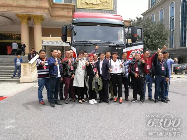 与三一重卡合影