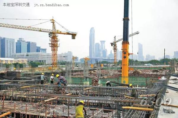 在地铁施工现场,一片繁忙的景象