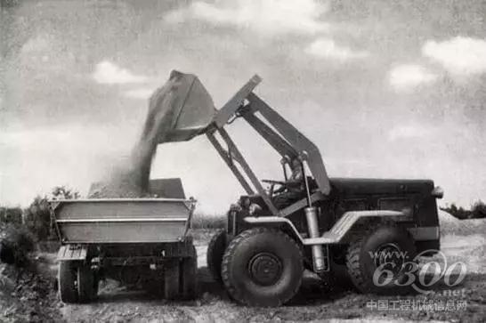 中国第一台<a href=//product.d1cm.com/zhuangzaiji/ target=_blank>装载机</a>：柳工Z435装载机