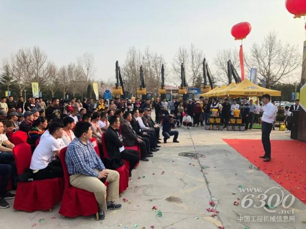 区域销售经理向用户介绍约翰迪尔产品及服务