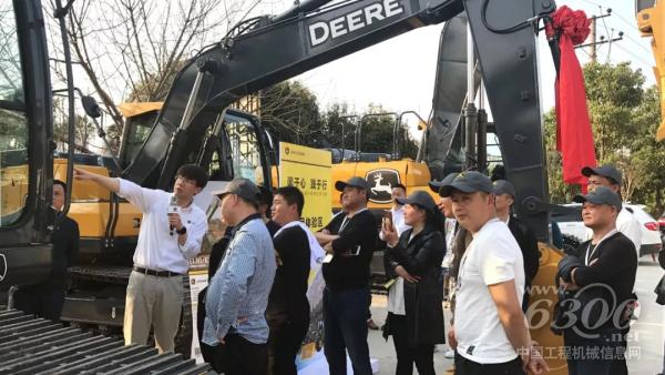 约翰迪尔区域销售经理为客户进行设备讲解