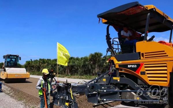 上图为徐工RP953摊铺机高端机型携手徐工单钢轮压路机助力东帝汶高速公路建设