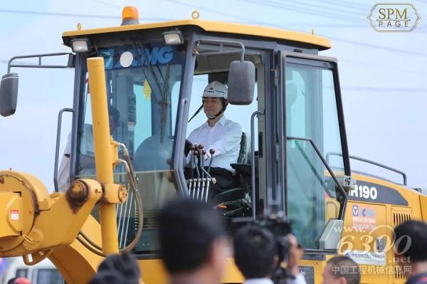 中国驻柬埔寨大使熊波亲自驾驶徐工<a href=//product.d1cm.com/pingdiji/ target=_blank>平地机</a>GR190