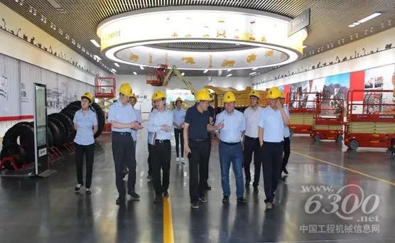 于总陪同山大领导一行参观山东省建筑与<a href=//news.d1cm.com/product target=_blank>矿山机械</a>创新中心