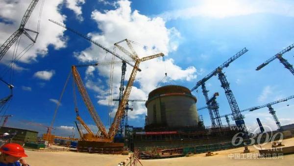 徐工2000吨级<a href=//product.d1cm.com/lvdaidiao/ target=_blank>履带起重机</a>助力“华龙一号”完成“加冕”大典