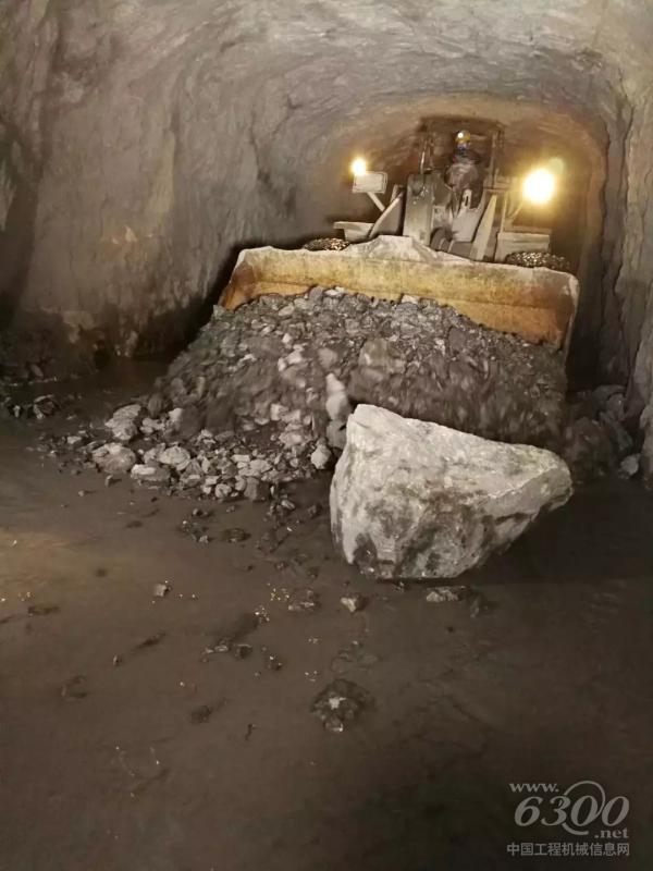 雷沃装载机井下工作