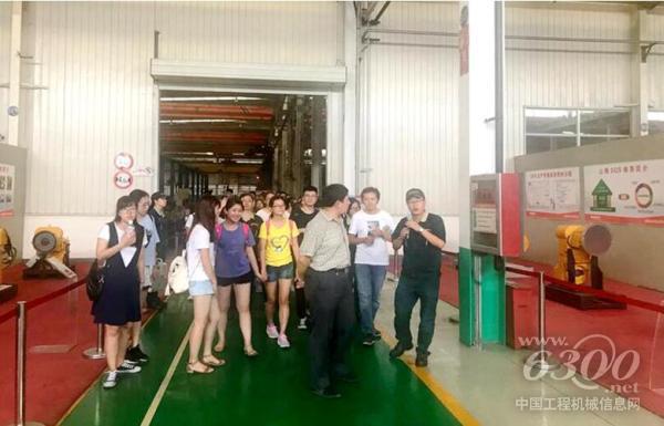 山东农业大学师生到<a href=//product.d1cm.com/brand/shantui/ target=_blank>山推</a>参观交流