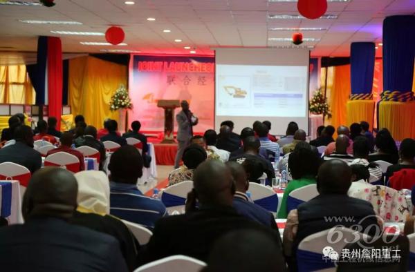 向来宾推荐挖掘机、装载机等产品