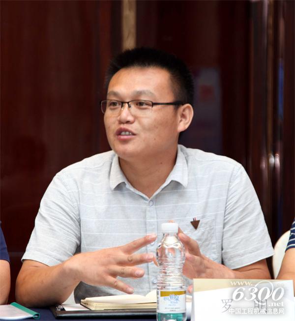 湖南山建工程机械有限公司服务总监罗明分享了公司的服务资源配置、服务人员薪酬体系与考核指标以及在服务与配件运营过程中存在的管理流程和管理意识问题。