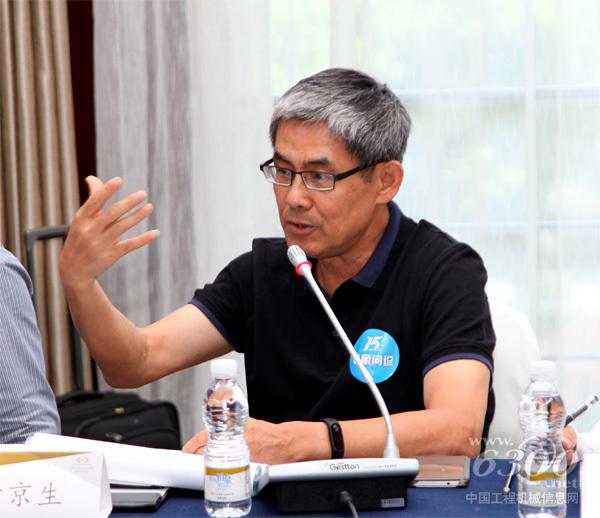 叶京生指出，服务创造代理商的无形资产，中小代理商要将售后服务和资产管理结合起来，盘活企业的呆滞库存，提高库存周转率，增加企业的运营现金流。