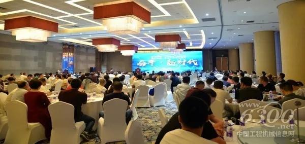 徐工集团<a href=//product.d1cm.com/qizhongji/ target=_blank>起重机械</a>事业部西安代表处主任周燕青汇报徐工近期发展情况